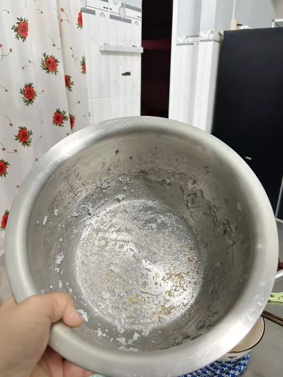 lòng nồi cơm điện inox dạng trơn dễ dính hơn