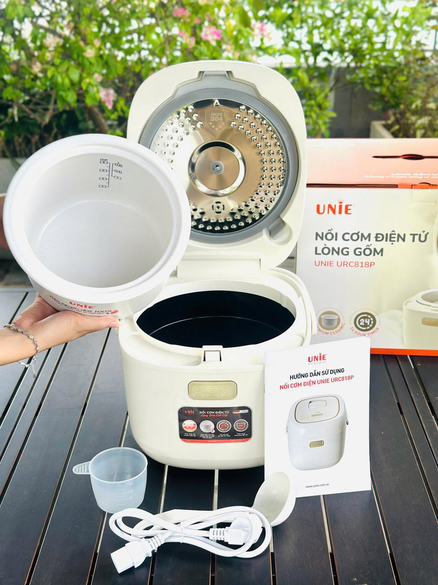 Nồi cơm điện lòng gốm Unie URC818