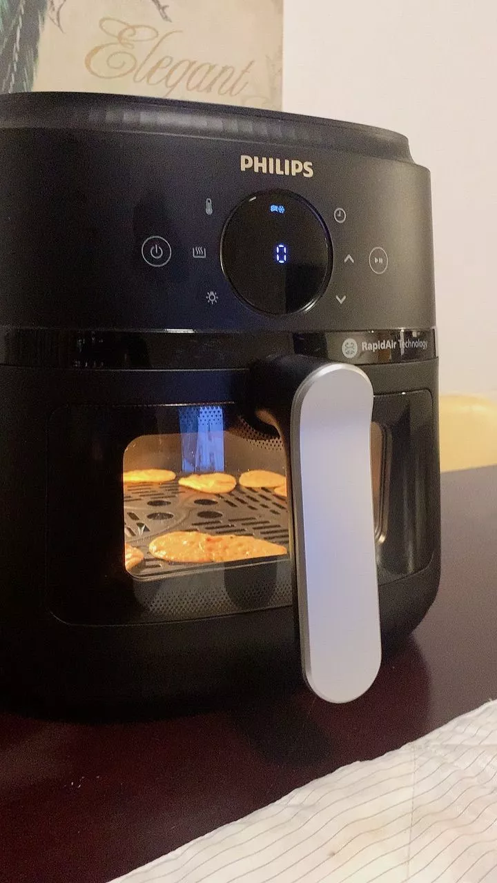 Cửa kính nằm ở dưới nồi chiên không dầu philips