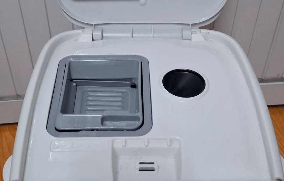 nắp định lượng hạt khô bên trái và phần định lượng men bên phải nắp định lượng hạt khô bên trái và phần định lượng men bên phải